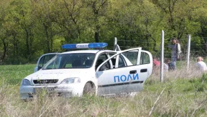 Полицейска кола помете апаш, укрит в житна нива 