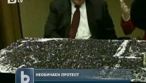 Мъж нападна политик с… конфети
