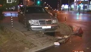 След силните дъждове в София: Младеж помете двама пешеходци