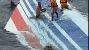 Спират търсенето на останки от падналия в океана самолет на Ер Франс