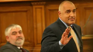 Със закона за конфискацията правителството остава на власт