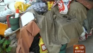 Мъж трупа купища отпадъци пред блока си