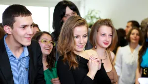 Y-поколението - извън завода, пред вратата на офиса
