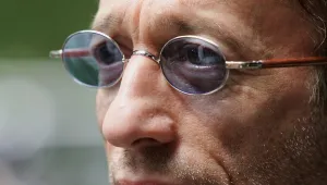 Робин Гиб не може да говори