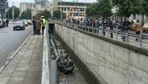 Луксозен джип летя 7 метра, падна в коритото на река
