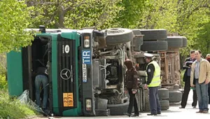 Цистерна с 15 тона дизелово гориво се обърна в дере