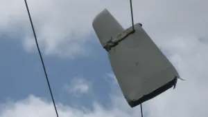 Селскостопански самолет се вряза в електропровод