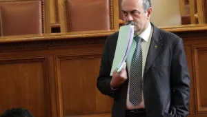 Депутат от „Атака” вдигна скандал, освиркан в Гърция