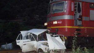Влак помете кола, уби шофьора