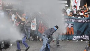 Десетки ранени при сблъсъци между полиция и протестиращи в Истанбул