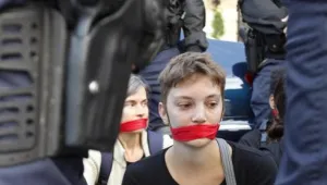 Колажи на държавници със средни пръсти осмиват отношението към свободата на словото