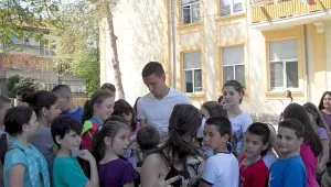 Именникът Георги Миланов подари спортен празник на училище в Ловеч