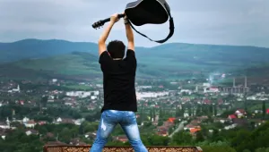 Искате да сте привлекателни? Грабнете китара!