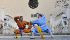 Кунгфу учител вари вода с дланта си