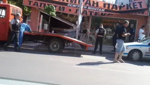 Кола влезе във витрина на магазин