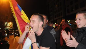 Съд в Черна гора наказа с 550 евро глоба жена, жцелунала полицай на протест