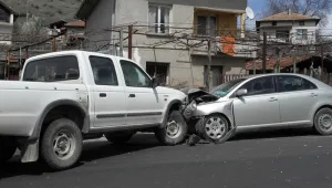 Пикап отнесе автомобил и се заби в други три - паркирани