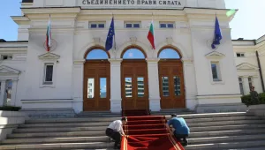 Новото правителство ще работи под напрежение и готовност за протести