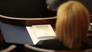 Ръководството на парламента опитва да спре партийното роене