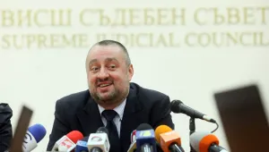 Оставката на Кокинов ще се гледа, ако двете „дисциплинарки” не приключат с уволнение