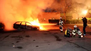 Младежи замеряха с камъни полицаи и пожарникари в Стокхолм