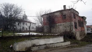 Училище на 150 г. се руши