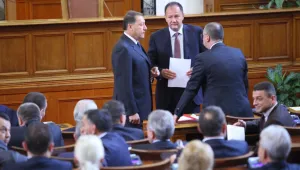 Михаил Миков предлага депутатските заплати да бъдат замразени