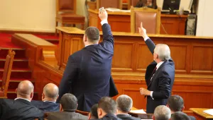 Пеевски, Местан и Чобанов атакуват 43 НС на по два фронта