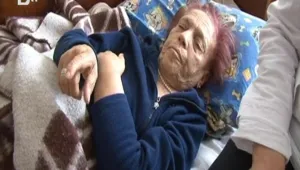 Напълно неподвижна жена на 85 г. разчита на съседи, за да оцелява