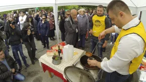 Бареков с черпак в ръка поиска да води многохиляден парад