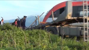 Жена, пострадала във влаковата катастрофа край Септември, още се бори за живота си