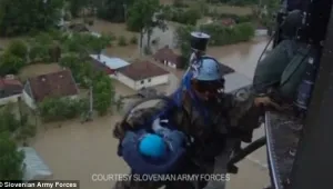 Тримесечно бебе спасено с хеликоптер от потопа в Босна (ВИДЕО)