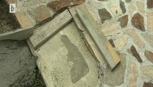В село Дебрене чакат чудо, виждат образа на светица в петно върху бетона пред църквата