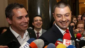 „Мъжкар, с ръце нежни за боксьор се бръсне в началото на славата си”