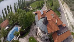 Защо той и защо сега?
