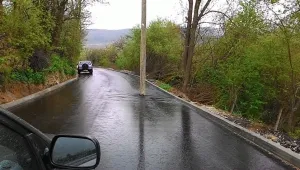 Стълб изникна на пътя в Трънско