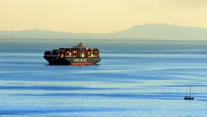 Снаряди паднаха в морето близо до гръцки кораб