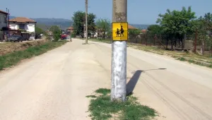 Стълбове стърчат и на улица в санданско село