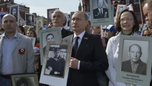 Путин с портрет на баща си начело на 