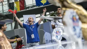Българин прати хартиeно самолетче на 53 метра и взе световна титла