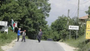 Служители на ДНСК влизат в ромската махала в Гърмен