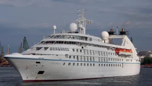 Най-големият пътнически кораб, влизал в Черно море, акостира в Бургас