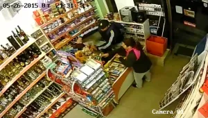 Крадец опря пистолет в главата на продавачка в София (ВИДЕО)