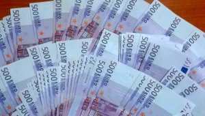 Жена хвърли 40 000 евро през терасата си на ало измамници