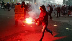 Френското правителство оцеля след вот на недоверие и нови протести (СНИМКИ И ВИДЕО)