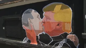 Владимир Путин „целува страстно“ Доналд Тръмп във Вилнюс