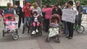 Майки на деца с увреждания се бунтуват срещу новата програма „Личен асистент