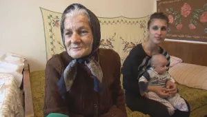 Баба за пример: 75-годишната Недка се грижи сама за внуци и правнуци 