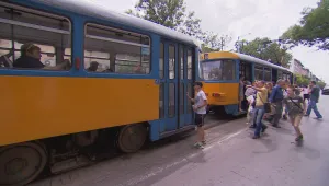 Трима в болница след сблъсък между пътници и контрольори в София