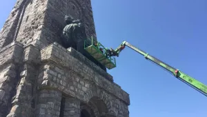 Започна обследването на бронзовия лъв на паметника на Шипка